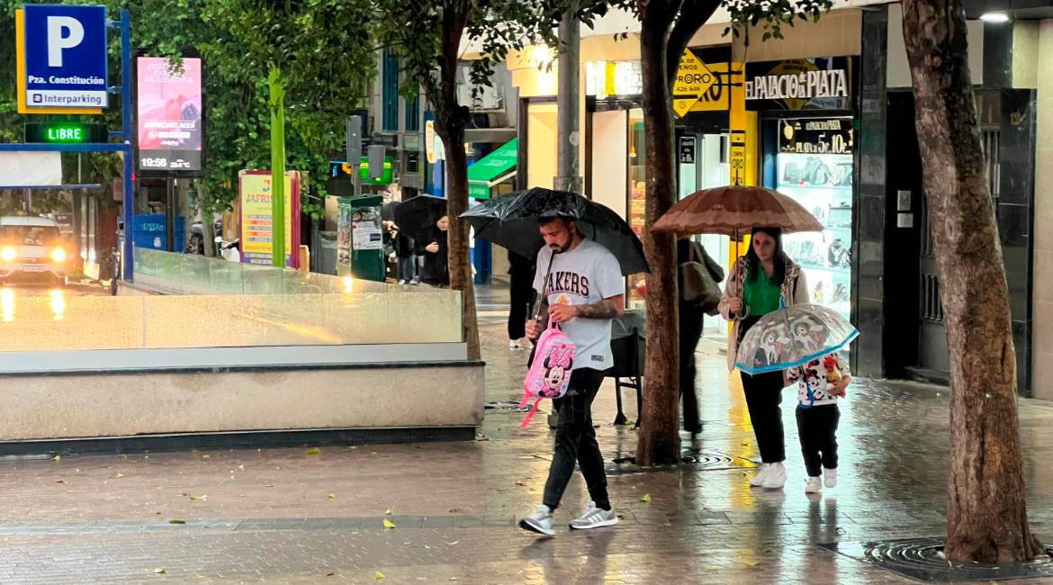 Viandantes por Roldán y Marín durante un día de lluvia. Archivo. / Diario JAÉN.