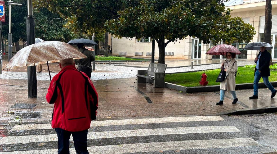 Imagen de archivo de lluvias sobre Jaén, a la altura de la Subdelegación del Gobierno. / Diario JAÉN.