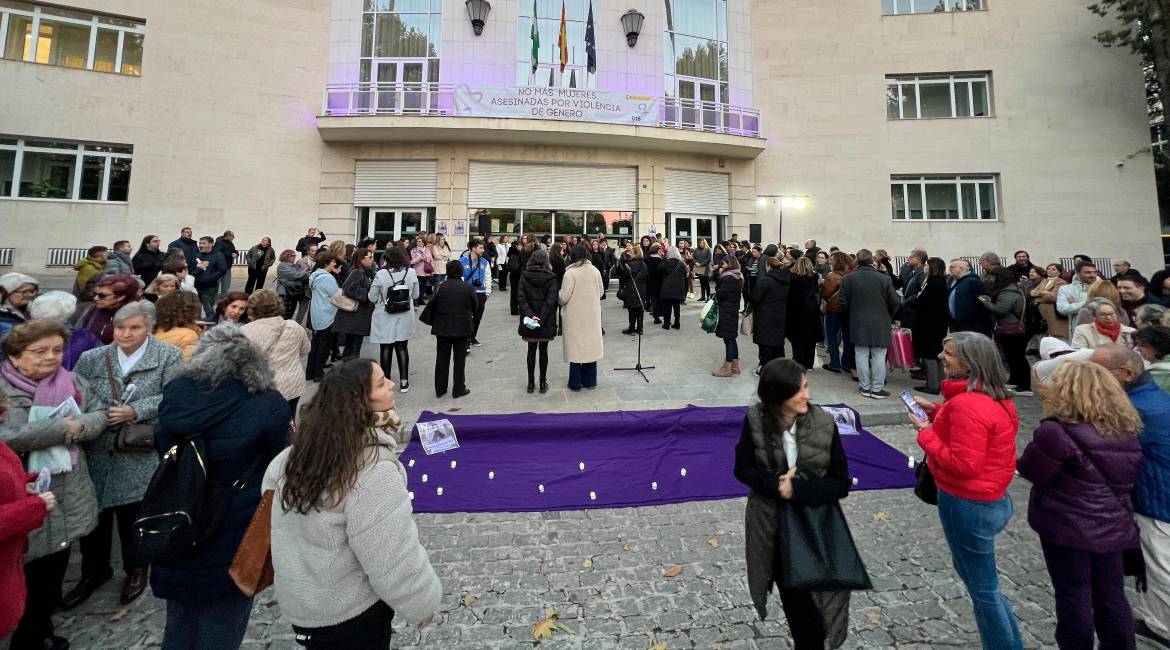 Acto conmemorativo por el 25N convocado por la Comisión por la Igualdad y contra la Violencia de Género. / Jason Moyano / Diario JAÉN.