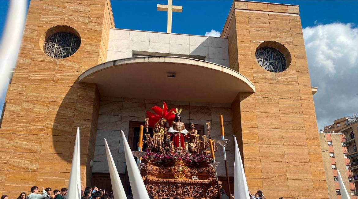 Jesús Despojado, a su salida de la Iglesia del Salvador. 