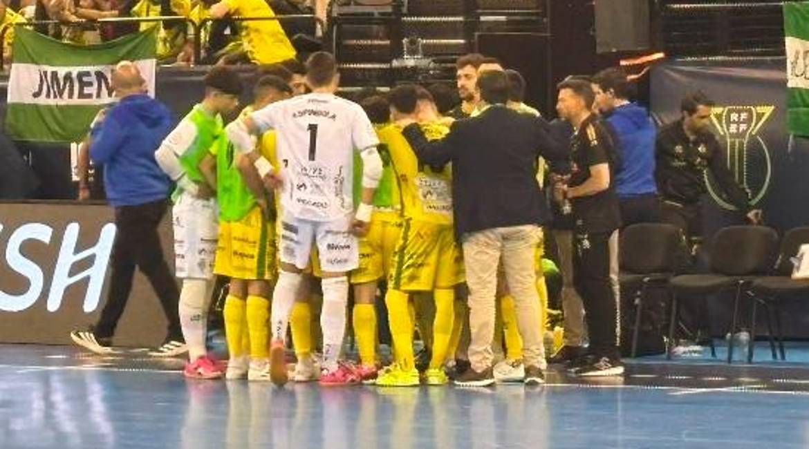 Jaén Paraíso Interior hace un corro antes de la prórroga. / Á. Gómez.