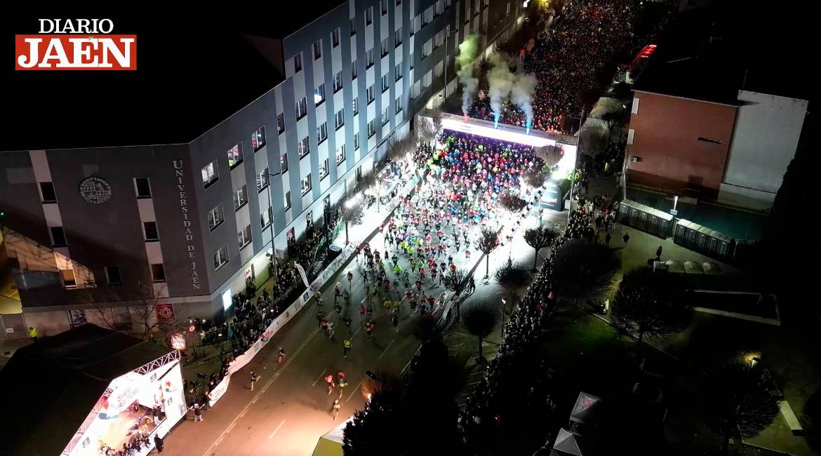 43 Carrera Urbana Internacional Noche de San Antón, a su paso por la calle Virgen de la Cabeza, a vista de dron. / Diario JAÉN.