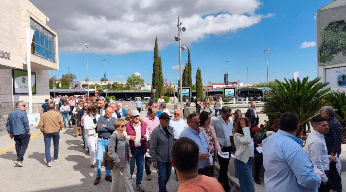 Largas colas para acceder a este segundo día de Expoliva 2025. / Álex Gñomez / Diario JAÉN. 