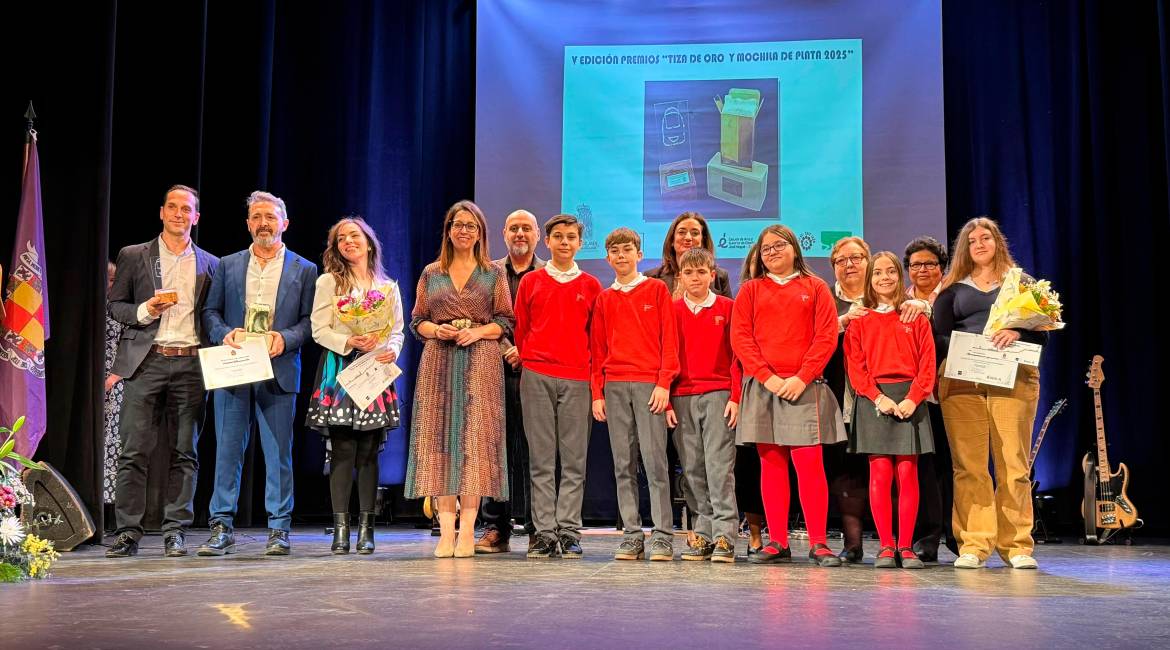 La segunda teniente de alcalde del Ayuntamiento de Jaén, África Colomo, y la concejala de Educación, Eva Funes, con los diferentes premiados. / Ayuntamiento de Jaén