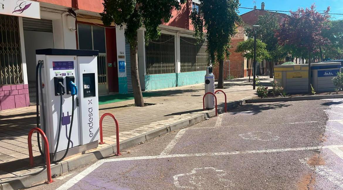 Uno de los puntos de carga para vehículos eléctricos e híbridos instalados en Puente Génave. / Sandra Niebla Niño.