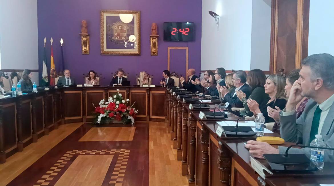 Momento en el que se aprueban los presupuestos y aplauden los concejales del equipo de Gobierno municipal. / F. Gaitán / Diario JAÉN.