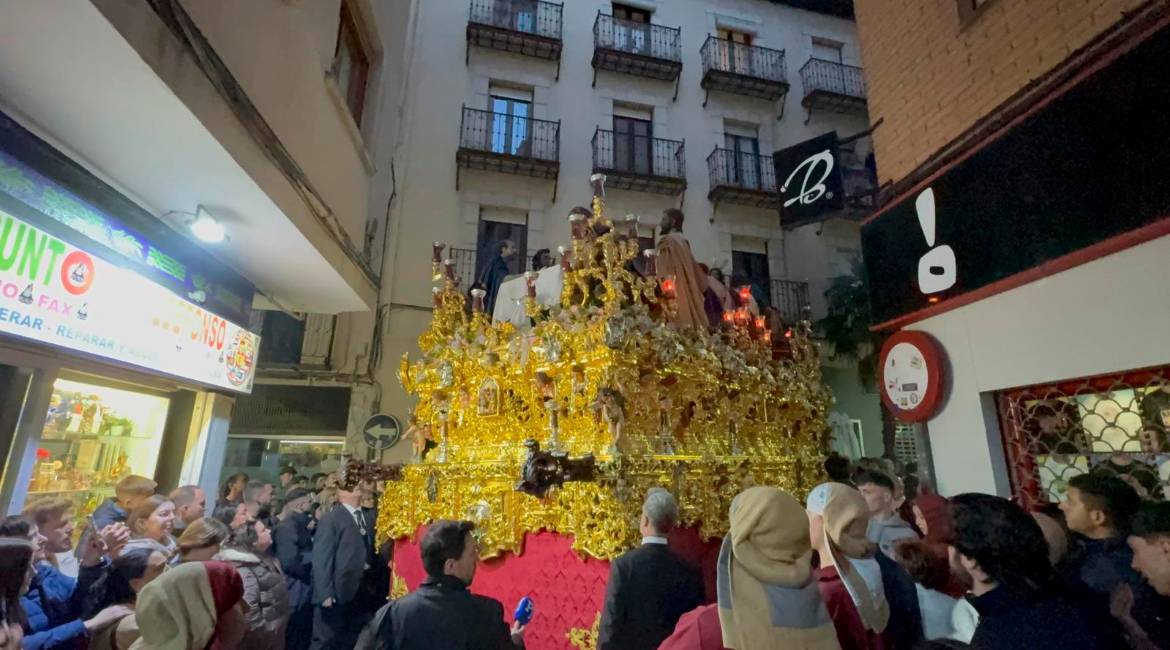 Cofradía de la Santa Cena durante su recorrido. / J. Paredes.