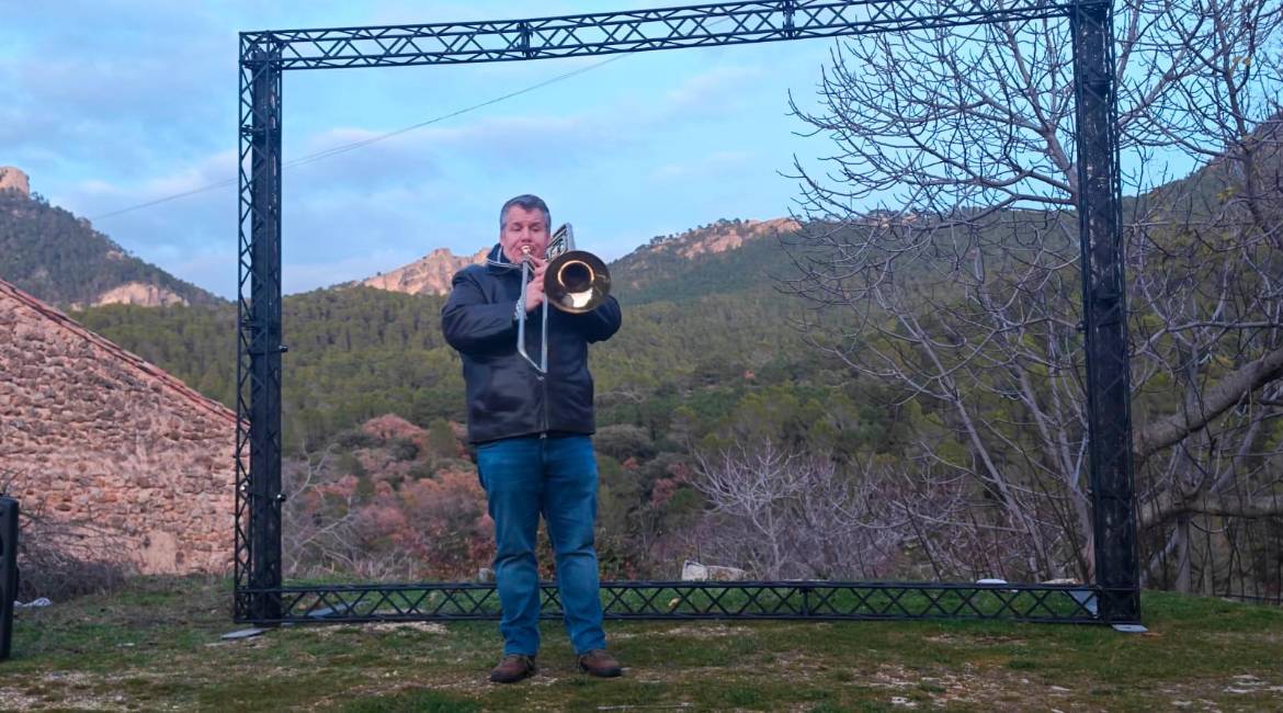 Juan Francisco Aránega, con su trombón, en el concierto de Navidad 2025 en la aldea de La Hueta, en Orcera. / Diario JAÉN.