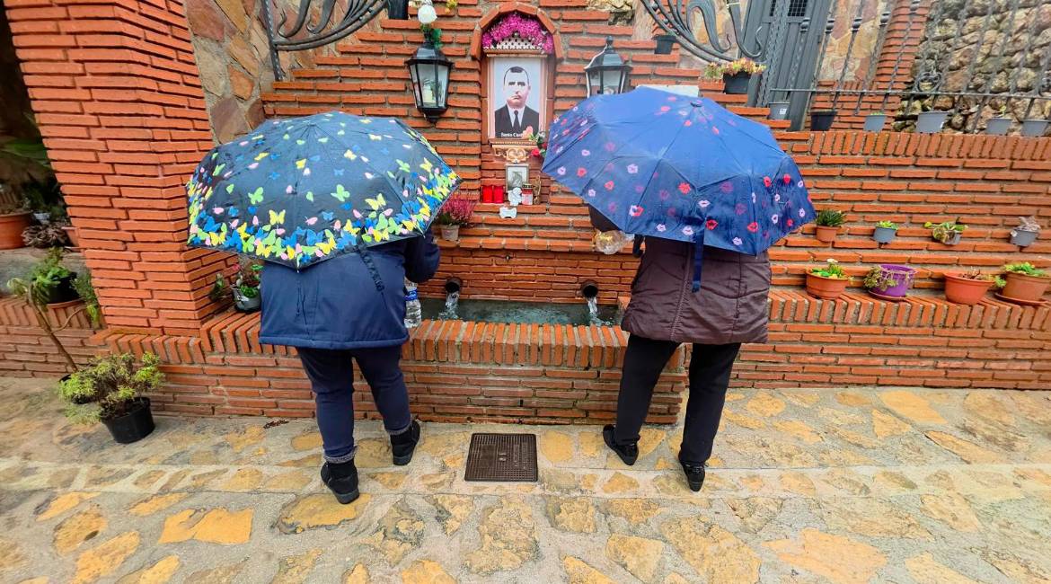 “Hay que dejar correr el agua del manantial, que no vuelva para atrás, que se secará”, dejó dicho en el pueblo el santo Custodio. Y para que no “se atore”, una bomba saca agua a diario desde hace unos días.