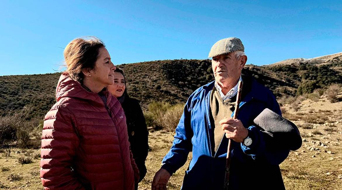Catalina García, en Santiago-Pontones, con un pastor del Parque Natural de las Sierras de Cazorla, Segura y Las Villas. / Junta de Andalucía.