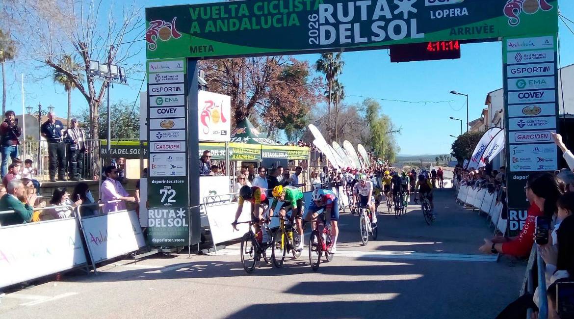 Llegada a meta de Fretin en Lopera. / José Luis Pantoja.