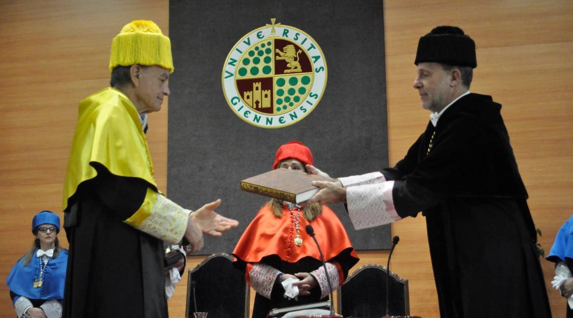 El rector de la UJA, Nicolás Ruiz, entrega el libro de Estatutos a Thomas Shüdof en su nombramiento como Doctor Honoris Causa. / F. Gaitán / Diario JAÉN.