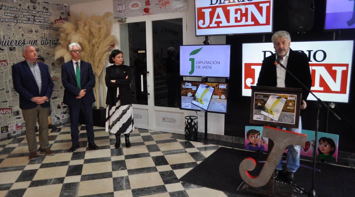 El director de Diario JAÉN, Juan Espejo, en su intervención en la presentación de la Guía de Almazaras 2026, junto a Antonio Guzmán, Juan Gallego e Isabel Uceda. / F. Gaitán / Diario JAÉN.