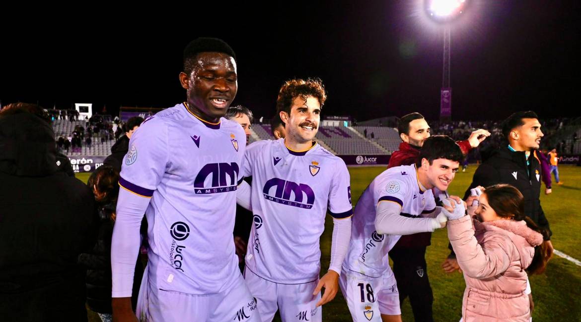 Sako, Mauro y Manu López celebran la victoria del Real Jaén. / Juande Ortiz.