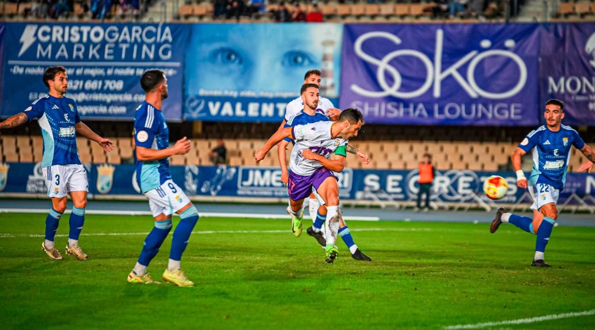 Remate de Javi Moyano en una jugada del primer periodo. / Miranda López / Real Jaén. 