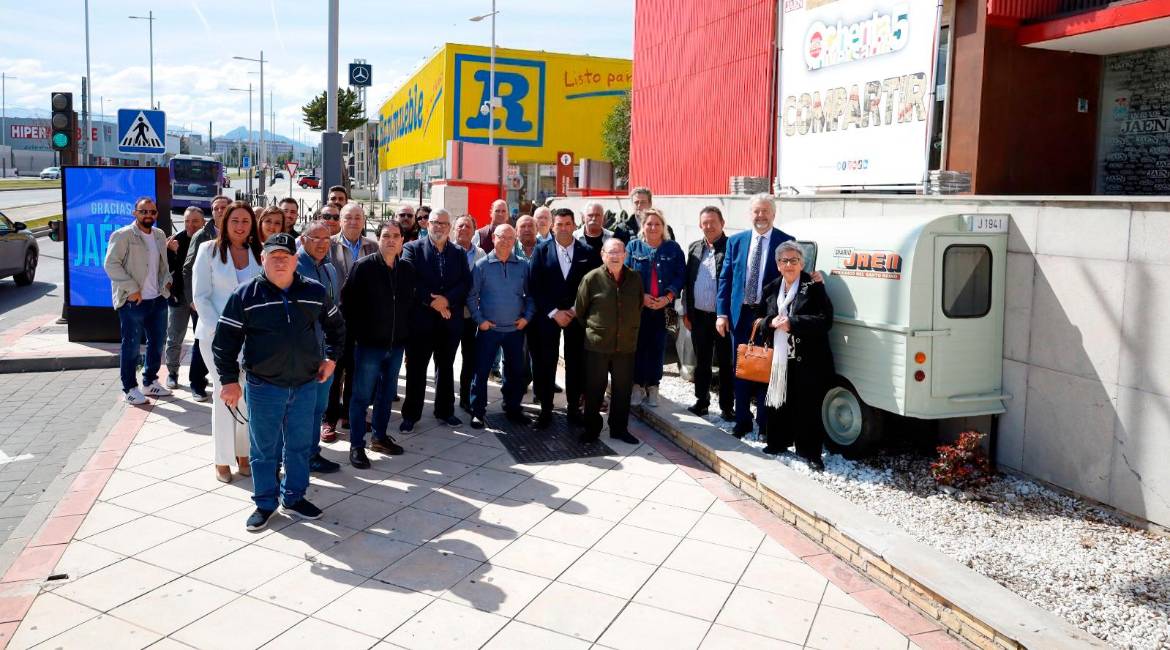 Foto de familia de los asistentes al acto de ruteros y puntos de venta por el 85 aniversario. / Jason Moyano.