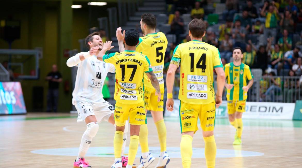 Espíndola, Bynho, Joao Salla y Alan Brandi celebran el segundo gol del partido. / Jaén Paraíso Interior FS.