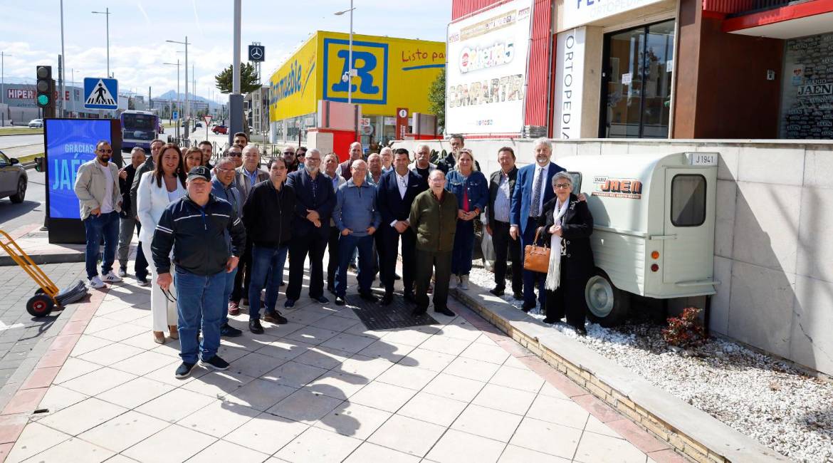 Foto de familia de los asistentes al acto de ruteros y puntos de venta por el 85 aniversario. / Jason Moyano.