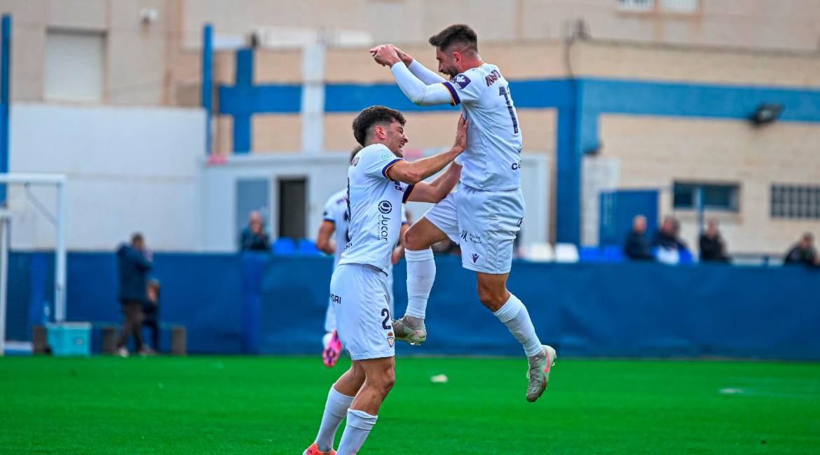 David Serrano y Mario Martos celebran el gol de Javi Moyano. / Miranda López / Real Jaén.