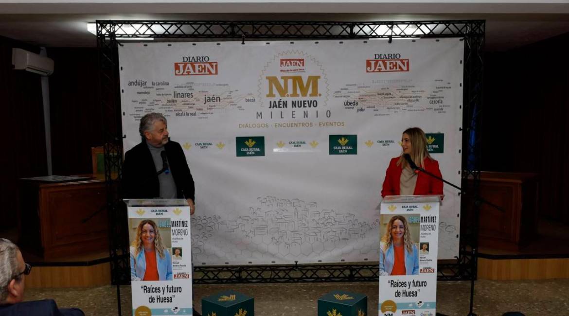 Juan Espejo, director de Diario JAÉN, e Isabel Martínez, alcaldesa de Huesa, durante la nueva edición de Diálogos “Jaén Nuevo Milenio”. / Jason Moyano / Diario JAÉN.