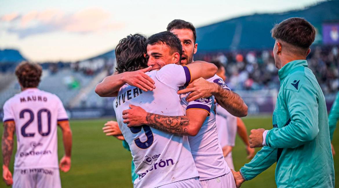 Iván Breñé celebra con Marco Siverio el gol marcado. / Miranda López / Real Jaén.