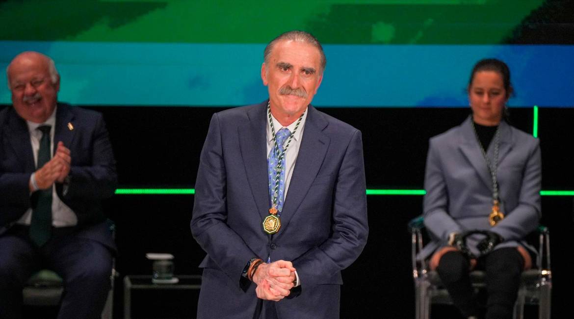 El comunicador Juan y Medio recibe la Medalla de Andalucía de la Solidaridad y la Concordia, a 28 de febrero de 2024, en Sevilla. / Francisco J. Olmo / Europa Press. 
