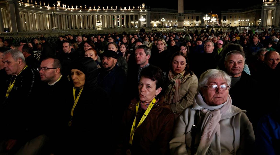 Rezo del Rosario durante la estancia del Papa Francisco en el hospital en Marzo. / Evandro Inetti / Europa Press. 