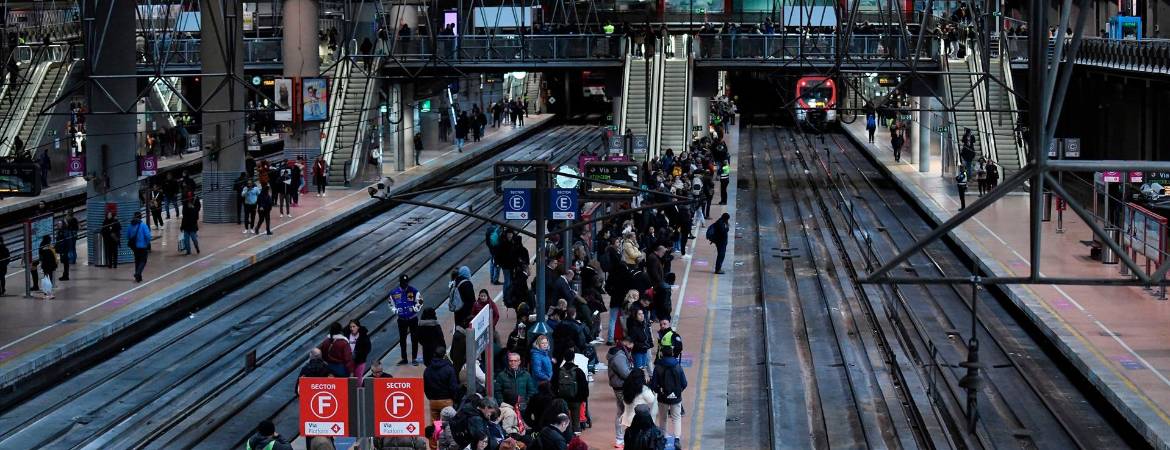 Pasajeros esperan en un andén de Atocha tras el segundo descarrilamiento, el 5 de diciembre. / Fernando Sánchez / Europa Press.
