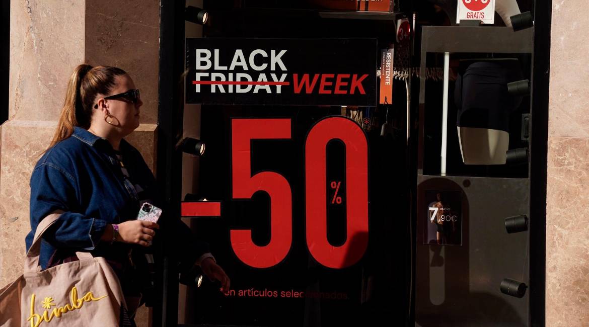 Imagen de comercios anunciando sus descuentos para el “Black Friday” de este año 2025, en Málaga. / Álex Zea / Europa Press.