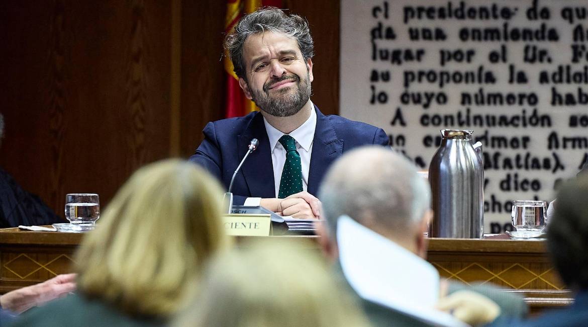 El secretario de Política Municipal y adjunto a la Secretaría de Organización del PSOE, Juanfran Serrano, en la comisión de investigación del Senado sobre el “caso Koldo”. / Jesús Hellín / Europa Press.