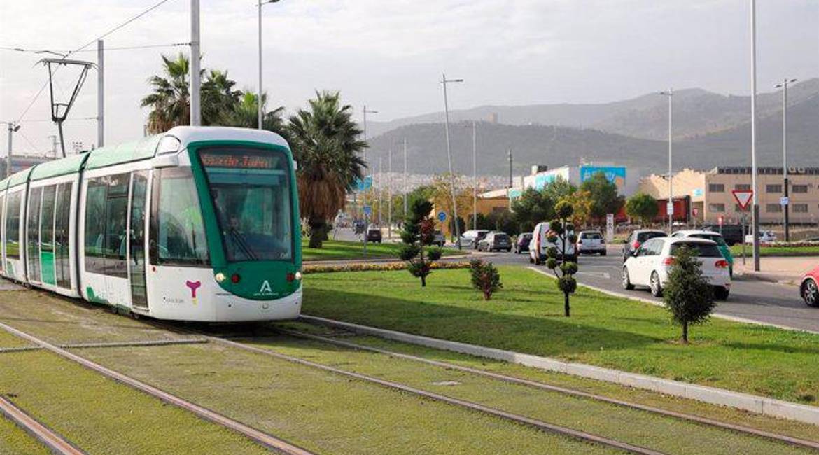 Imagen del tranvía de Jaén circulando en pruebas. 