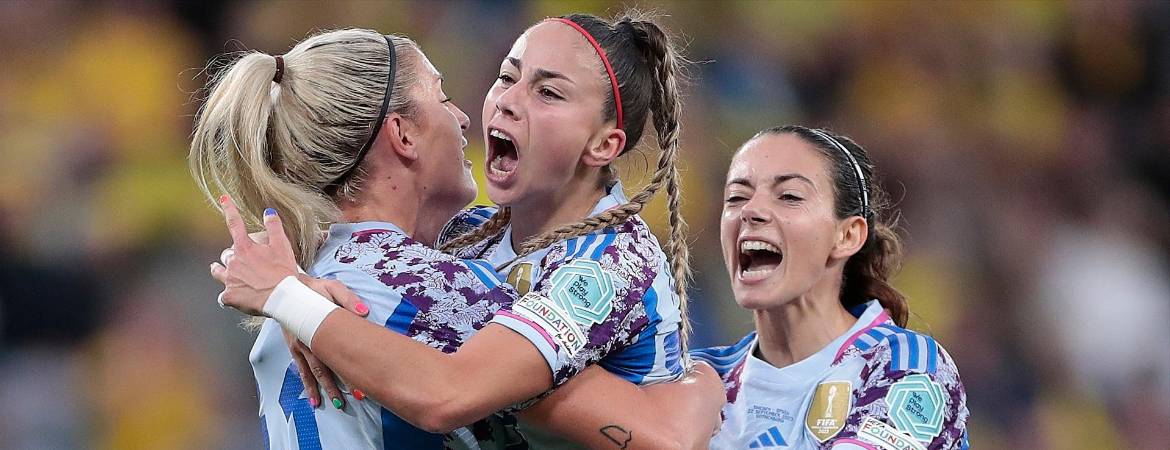 Athenea del Castillo celebra su gol con Alexia Putellas y Aitana Bonmatí. / Prensa RFEF vía Europa Press.
