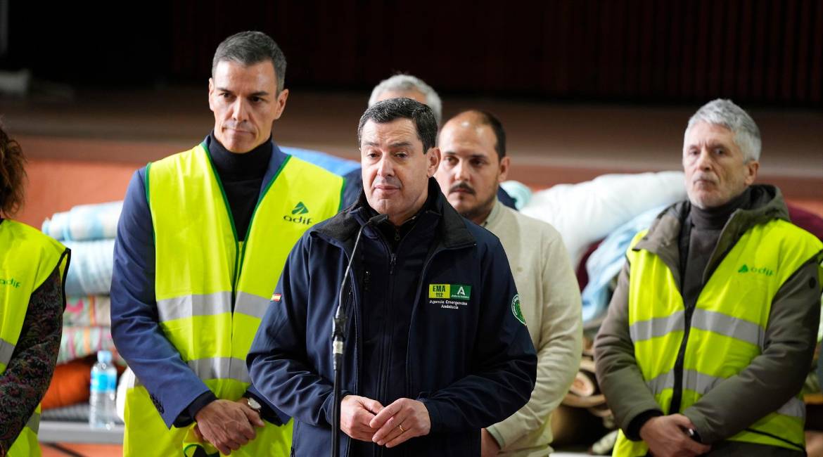 El presidente de la Junta de Andalucía, Juanma Moreno, junto al presidente del Gobierno, Pedro Sánchez, atiende a los medios antes de trasladarse al lugar del accidente, a 19 de enero. / Joaquín Corchero / Europa Press.