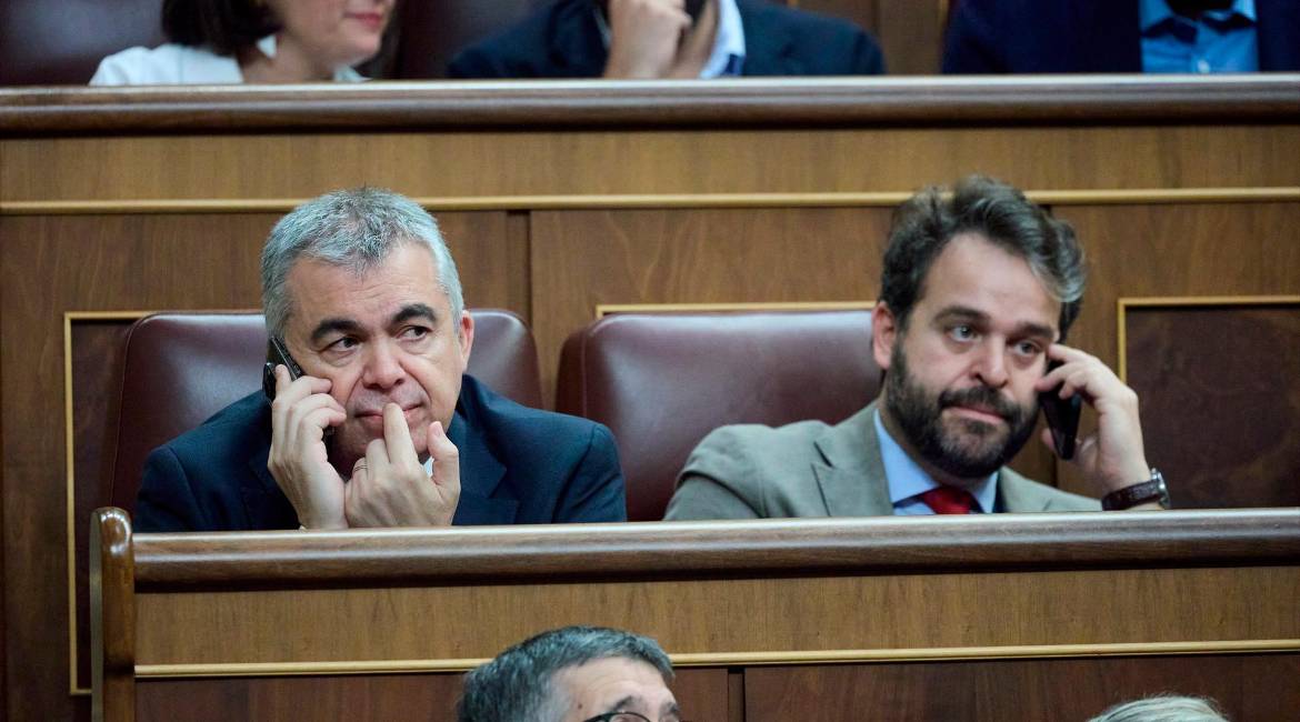 Santos Cerdán y Juan Francisco Serrano, durante una sesión plenaria en el Congreso de los Diputados. / Jesús Hellín / Europa Press.
