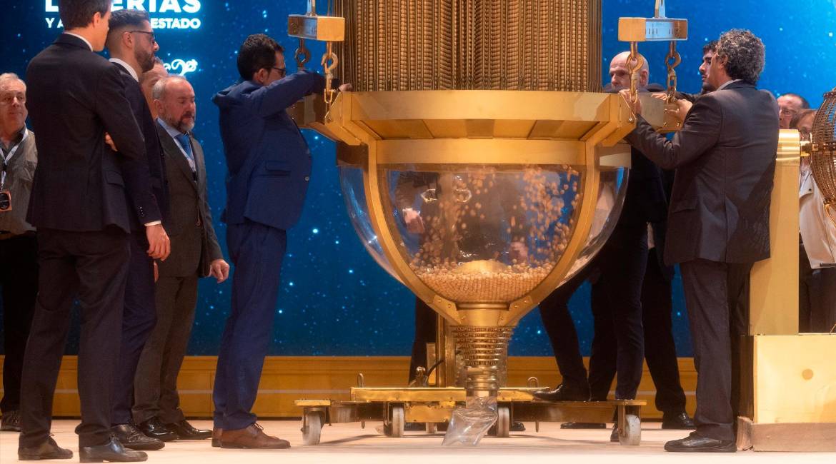 Preparación del bombo antes de la celebración del Sorteo Extraordinario de la Lotería de Navidad 2024. / Eduardo Parra / Europa Press. 