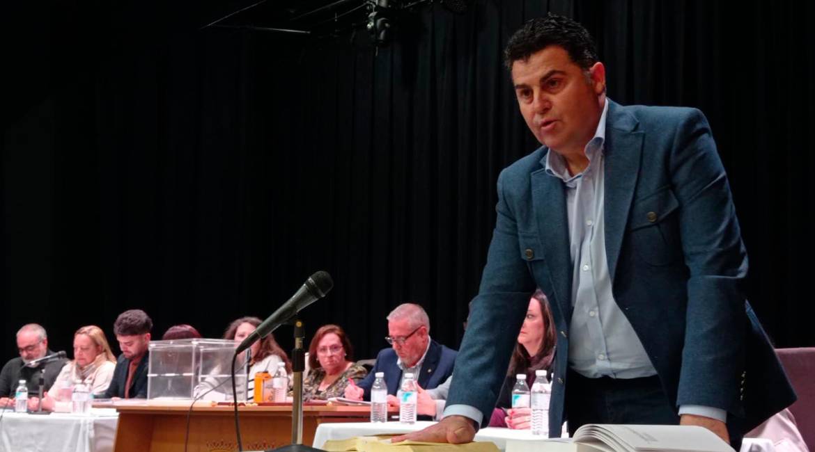 El nuevo alcalde de Villatorres, Francisco Ramón Almagro, jura su cargo. / Fran Miranda / Diario JAÉN.