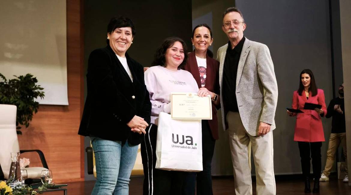 Santi Rodríguez entrega el premio del concurso a la alumna Sara Obando Ocampo. / UJA.