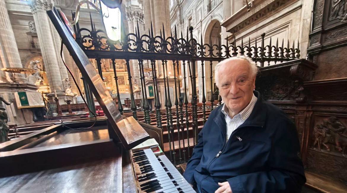 Alfonso Medina posa para Diario JAÉN con el gran instrumento que ha marcado su vida profesional. / Fotografías: Francisco J. Marín / Diario JAÉN.