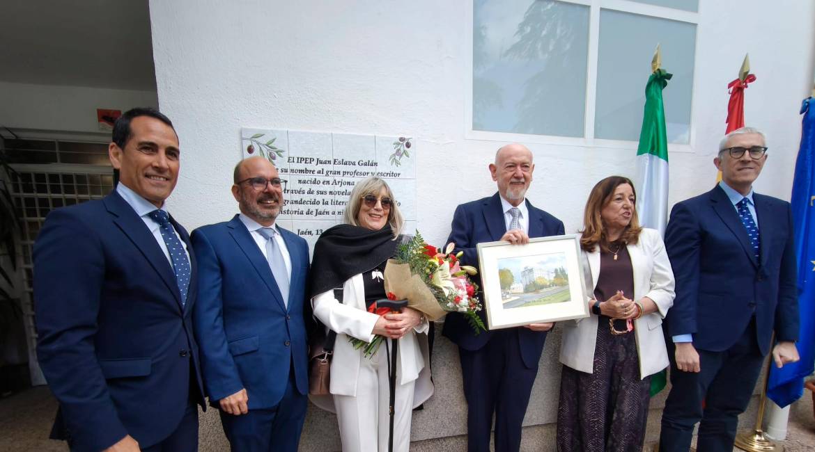 Francisco José Solano, Tomás Mateo, Isabel Castro, Juan Eslava Galán, María del Carmen Castillo y Emilio Lara posan junto a la placa descubierta. / Agustín Muñoz / Diario JAÉN.