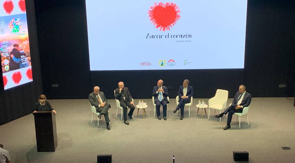 Pilar Parra, Rafael Ortega, Sebastián Chico, Julio Millán Medina, Julio Millán Muñoz y Eleuterio Muñoz durante la presentación del libro “Zurcir el corazón”. / P. Espinosa. 