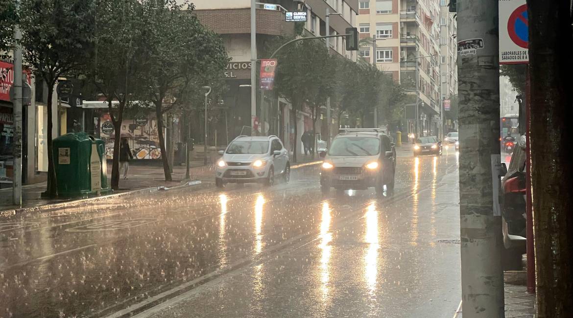 Foto de archivo de la Avenida de Madrid durante un día de lluvia en marzo de 2026. / Jason Moyano.