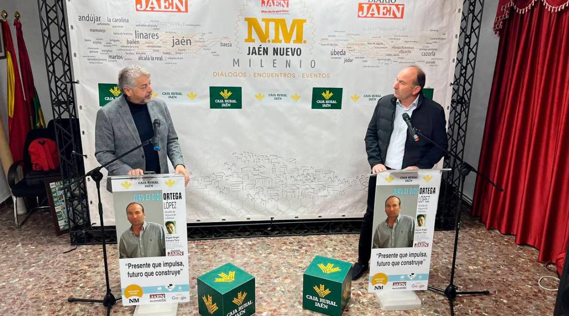 Juan Espejo y Juan de Dios Ortega durante la nueva edición de Diálogos “Jaén Nuevo Milenio”. / Jason Moyano / Diario JAÉN.