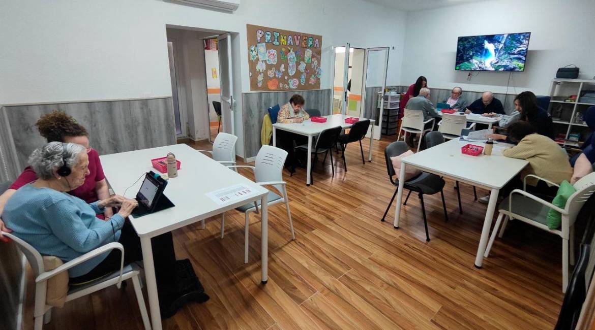 Usuarios realizan actividades en la sede de la Federación Provincial de Alzhéimer de Jaén, en Linares. 