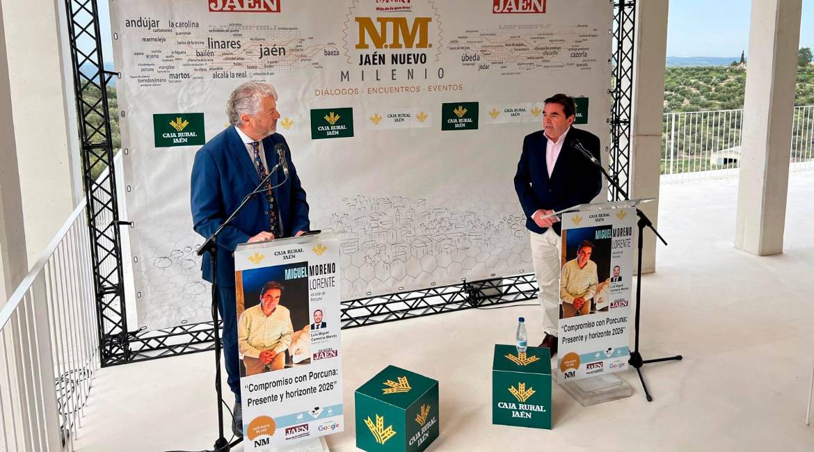 El director de Diario JAÉN, Juan Espejo, y el alcalde de Porcuna, Miguel Moreno, durante el turno de pregunta de esta nueva edición de Diálogos “Jaén Nuevo Milenio”. / Jason Moyano / Diario JAÉN.