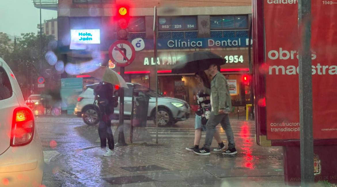 Viandantes por la zona del Bulevar, este martes por la tarde. / Diario JAÉN.