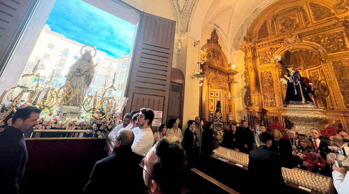 Santa Catalina se adentra en el Camarín de Jesús y arría el paso junto a El Abuelo. / Juanfran Paredes / Diario JAÉN.
