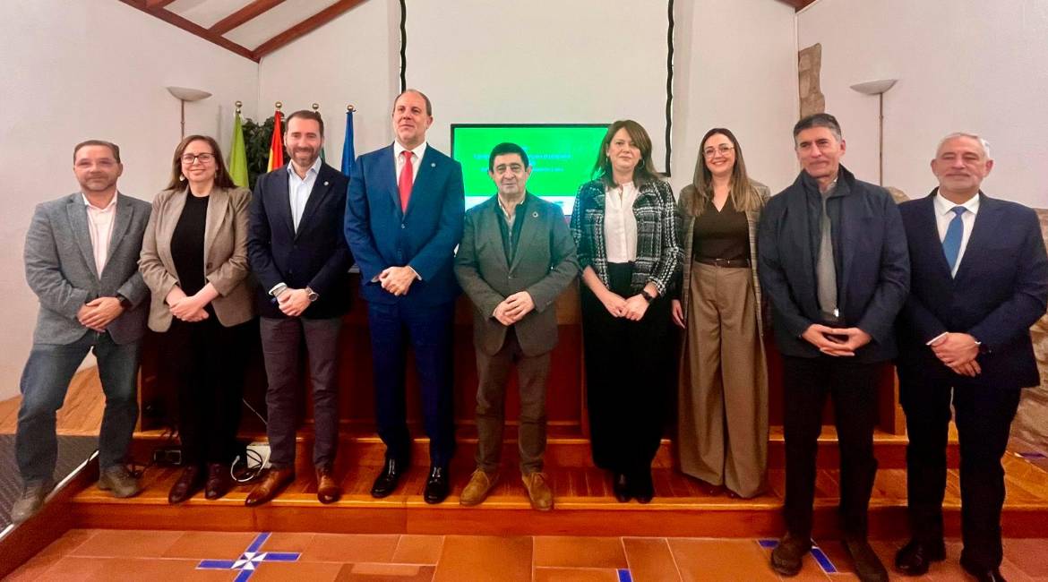 Firma del convenio para la puesta en marcha del programa Raíz-Jaén entre la Diputación Provincial de Jaén, la Univerisidad de Jaén y la Fundación Estrategias. / Diputación de Jaén.