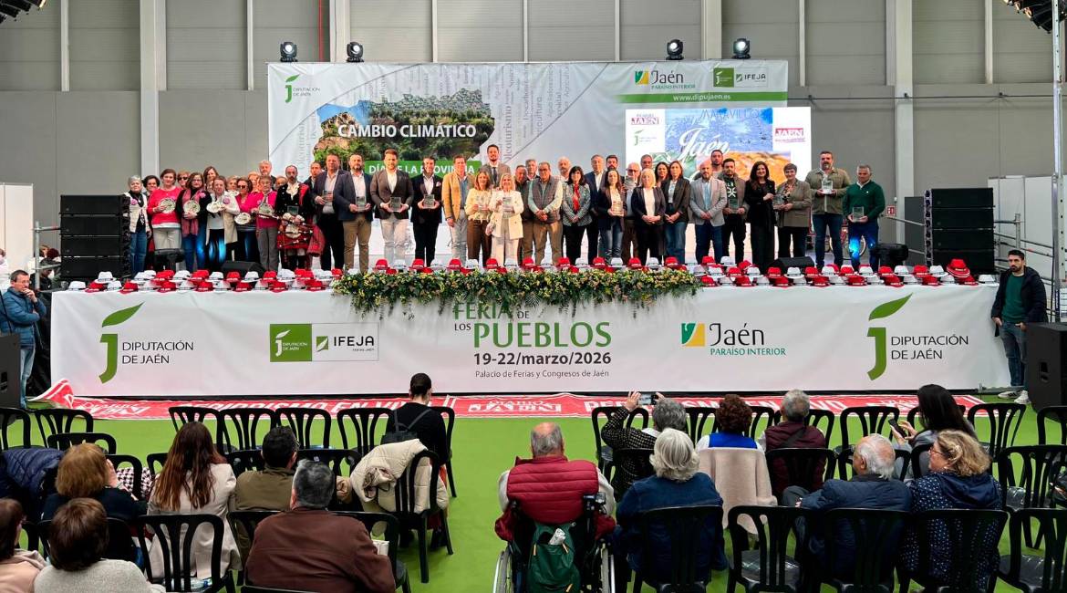 Foto de familia de los galardonados en los Premios Jaén Única. / Jason Moyano / Diario JAÉN.