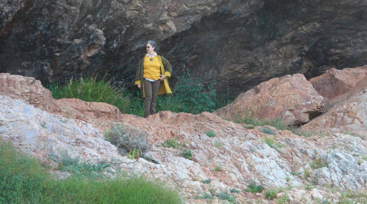 La actriz Rosario Pardo en plena grabación del EnSueña Jaén 7, en la Cueva de los Muñecos, Despeñaperros.