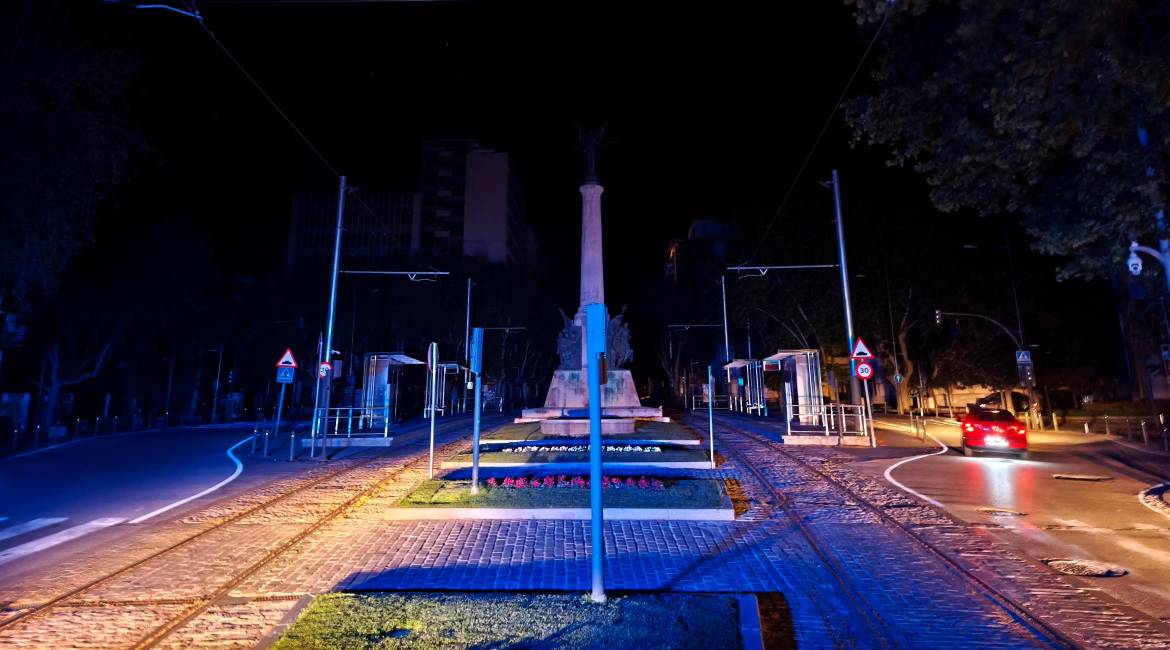 Plaza de las Batallas, a oscuras, durante la noche del lunes 28 de abril de 2025. / Fotografías: Diario JAÉN.